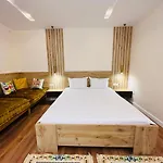 Chestnut Yard Apartment *