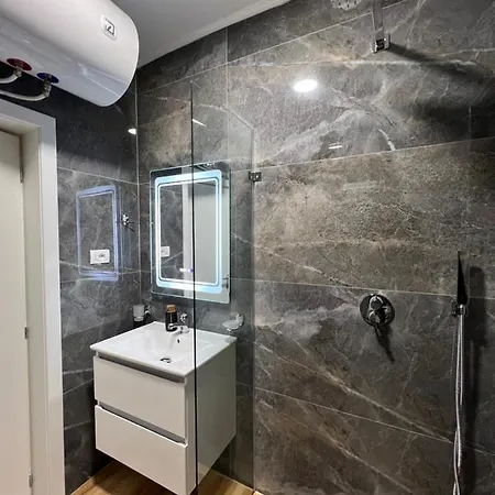 Chestnut Yard * 티라나