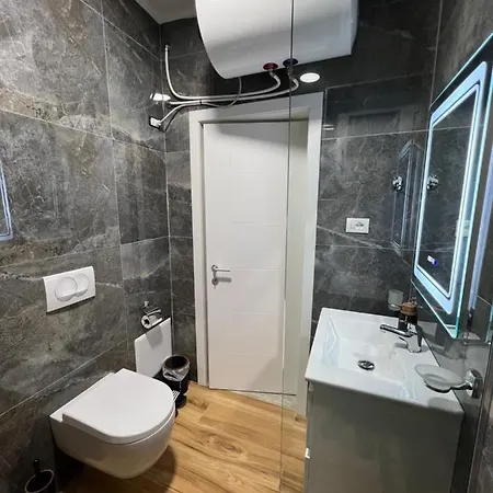 Chestnut Yard 地拉那